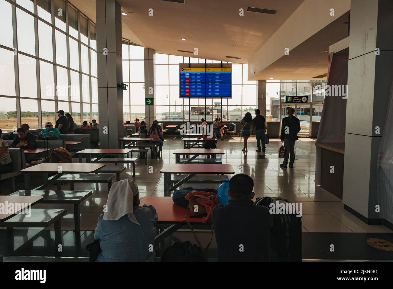 La sala de alimentación y el área de observación dentro de la terminal del Aeropuerto Internacional de El Salvador, El Salvador Foto de stock