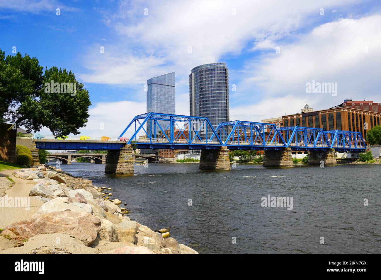 Puente azul que cruza el río Grand en el centro de Grand Rapids, Michigan Foto de stock