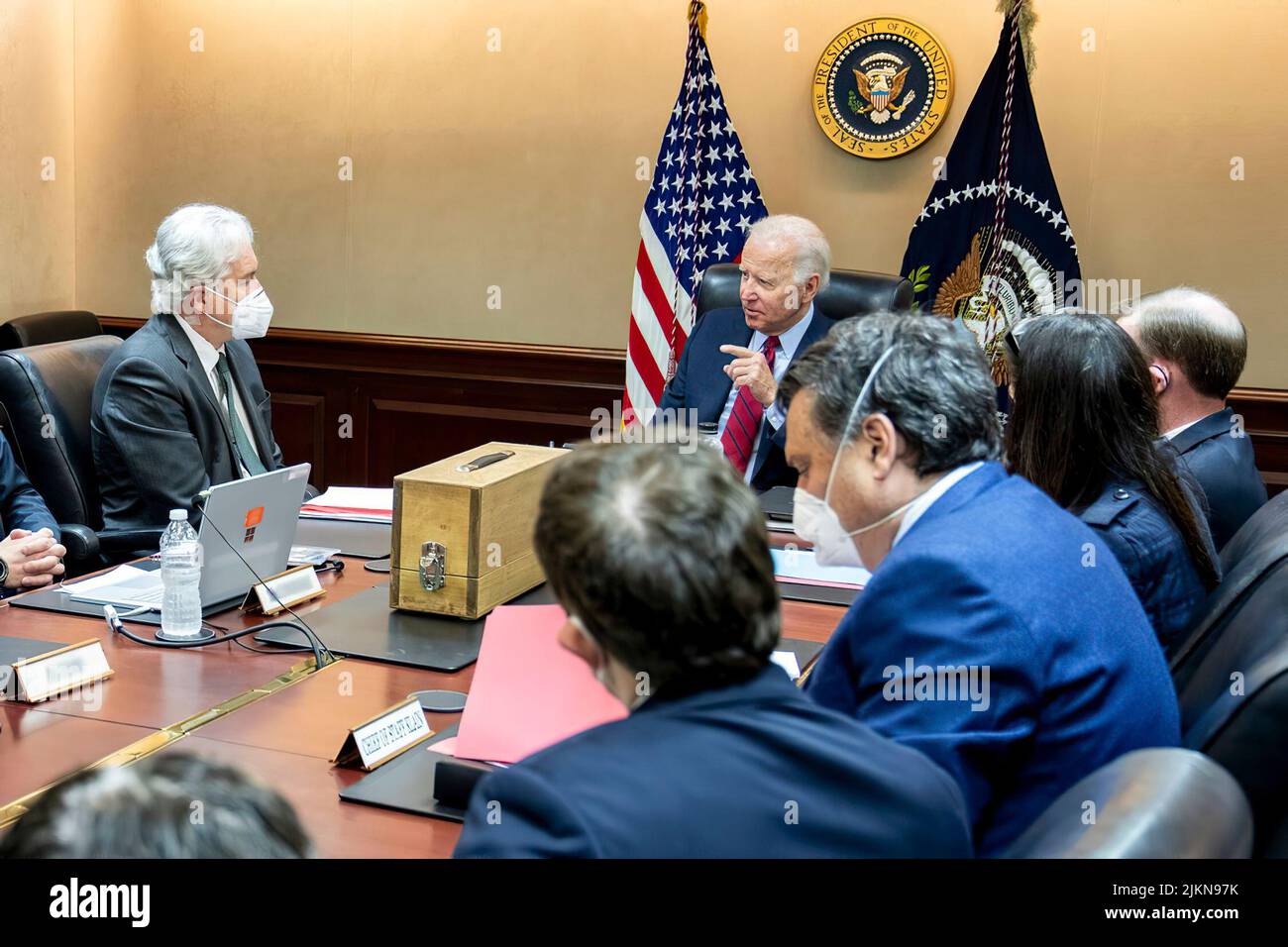 El 1 de julio de 2022, el Presidente Biden se reúne con su equipo de seguridad nacional para discutir la operación antiterrorista para sacar a Ayman al-Zawahiri. En esa reunión, se informó al Presidente sobre la operación propuesta y se le mostró (en el recuadro de la mesa) un modelo de la casa segura donde se escondía Al-Zawahiri. Foto de stock
