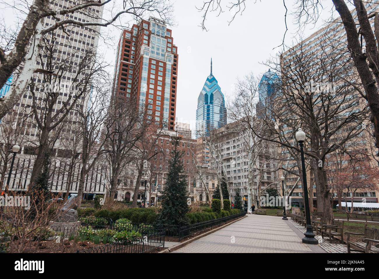 Un rascacielos de Liberty Place, visto desde Rittenhouse Square, Filadelfia, durante el invierno Foto de stock