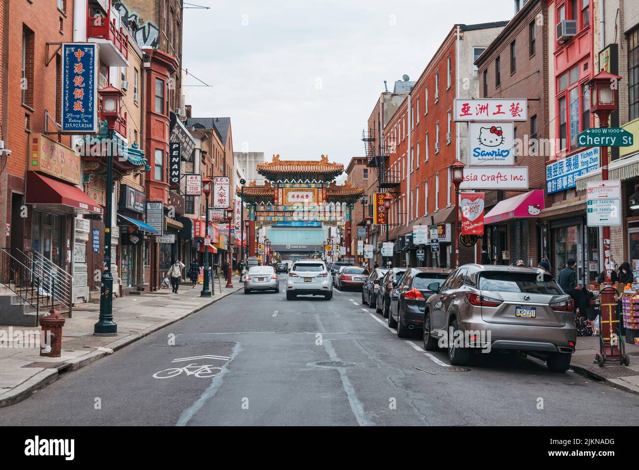Mirando hacia abajo una calle llena de restaurantes, tiendas y otros negocios chinos en Chinatown, Filadelfia, Estados Unidos Foto de stock