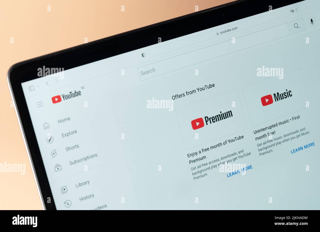 Nueva york, EE.UU. - 2 de agosto de 2022: Google youtube premium servicio en la pantalla de portátil cerrar vista Foto de stock