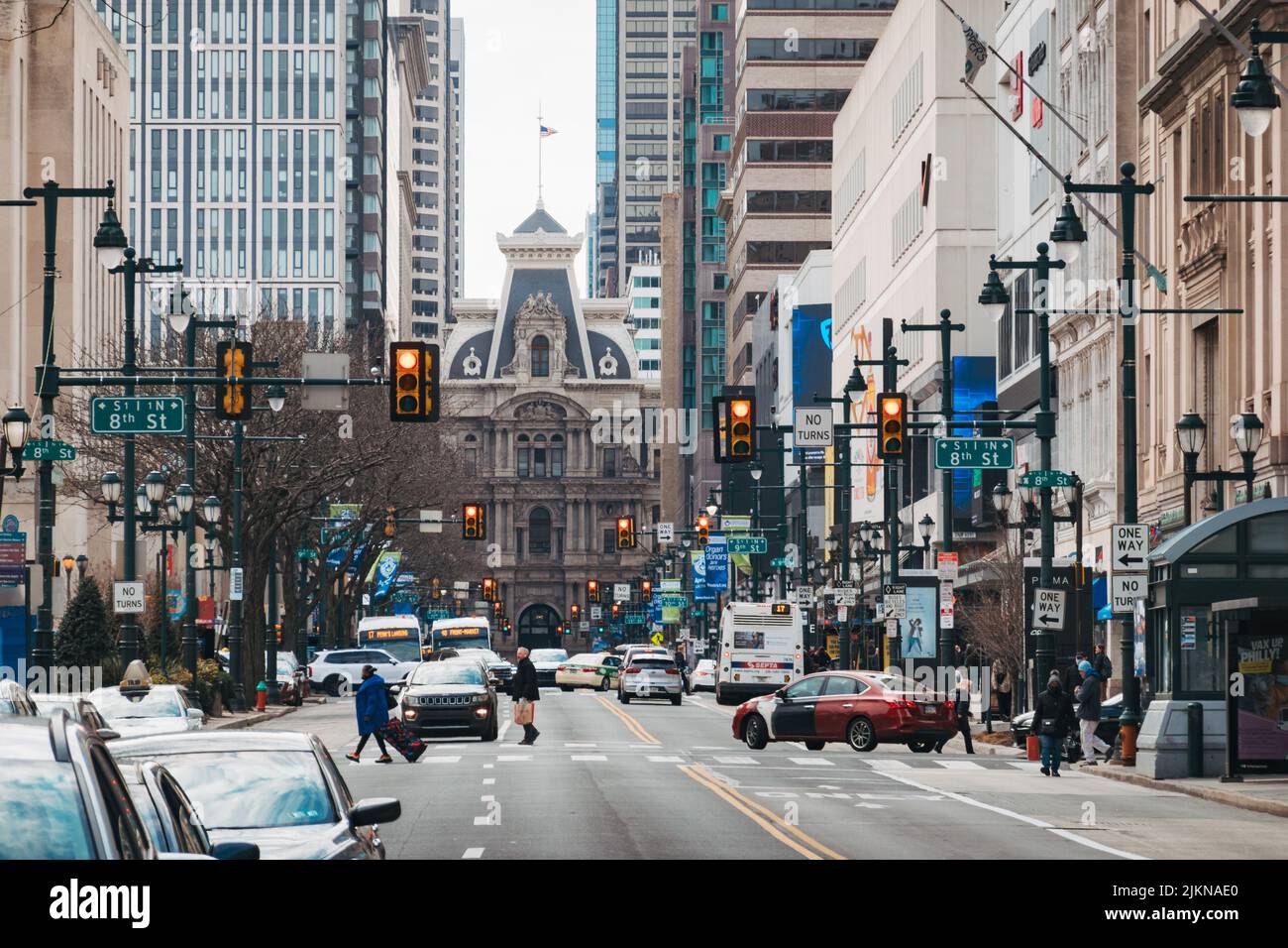 El lado este del Ayuntamiento de Filadelfia visto desde Market Street Foto de stock