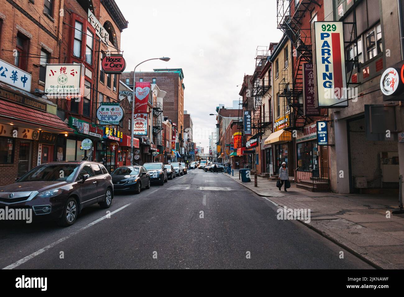 Mirando hacia abajo una calle de la ciudad en Chinatown, Filadelfia, EE.UU Foto de stock