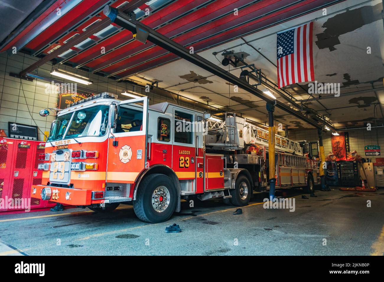 Escalera 23 camión de bomberos dentro de la estación Chinatown del Departamento de Bomberos de Filadelfia Foto de stock