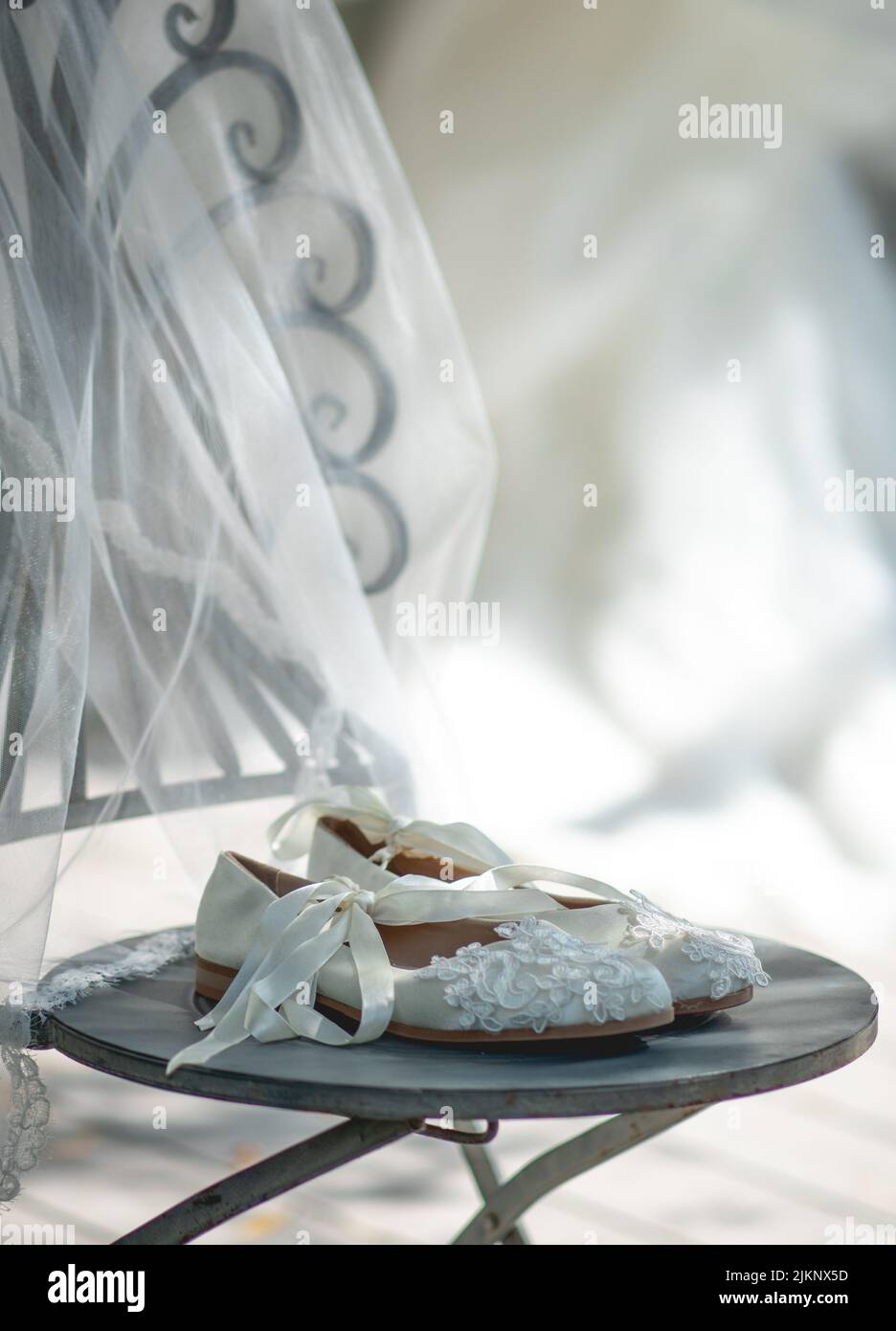 Un tiro vertical de zapatos blancos de la boda Foto de stock