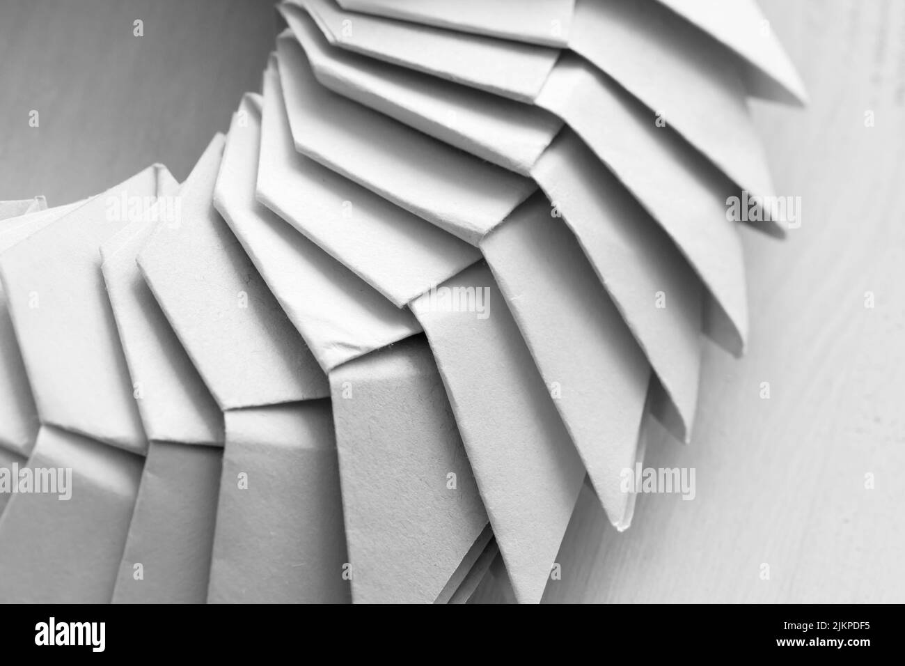 Origami fondo, estructura paramétrica blanca abstracta, foto de primer plano con enfoque suave selectivo Foto de stock