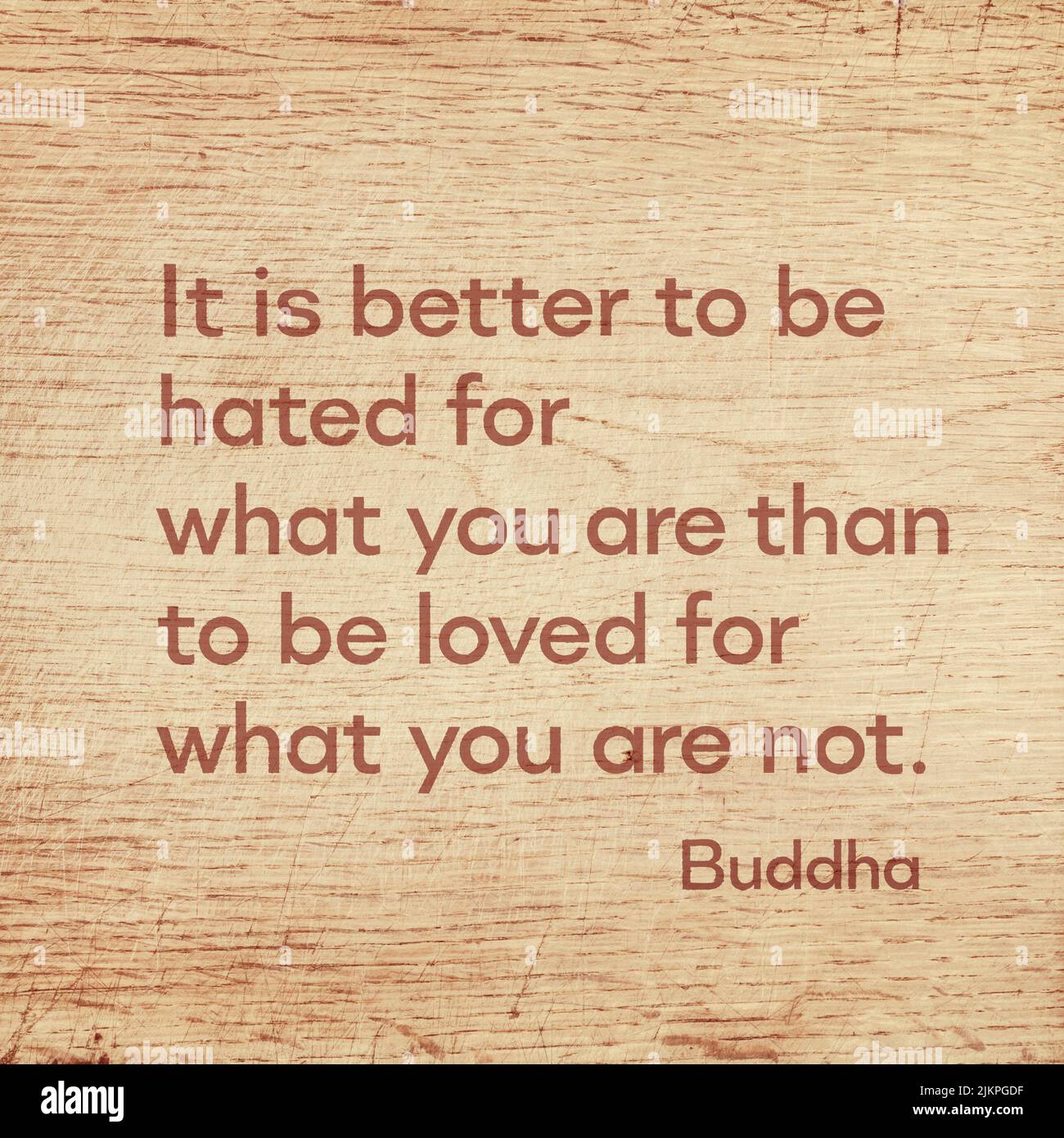 Es mejor ser odiado por lo que eres que ser amado por lo que no eres - la famosa cita de Gautama Buddha impreso en una tabla de madera grande Foto de stock
