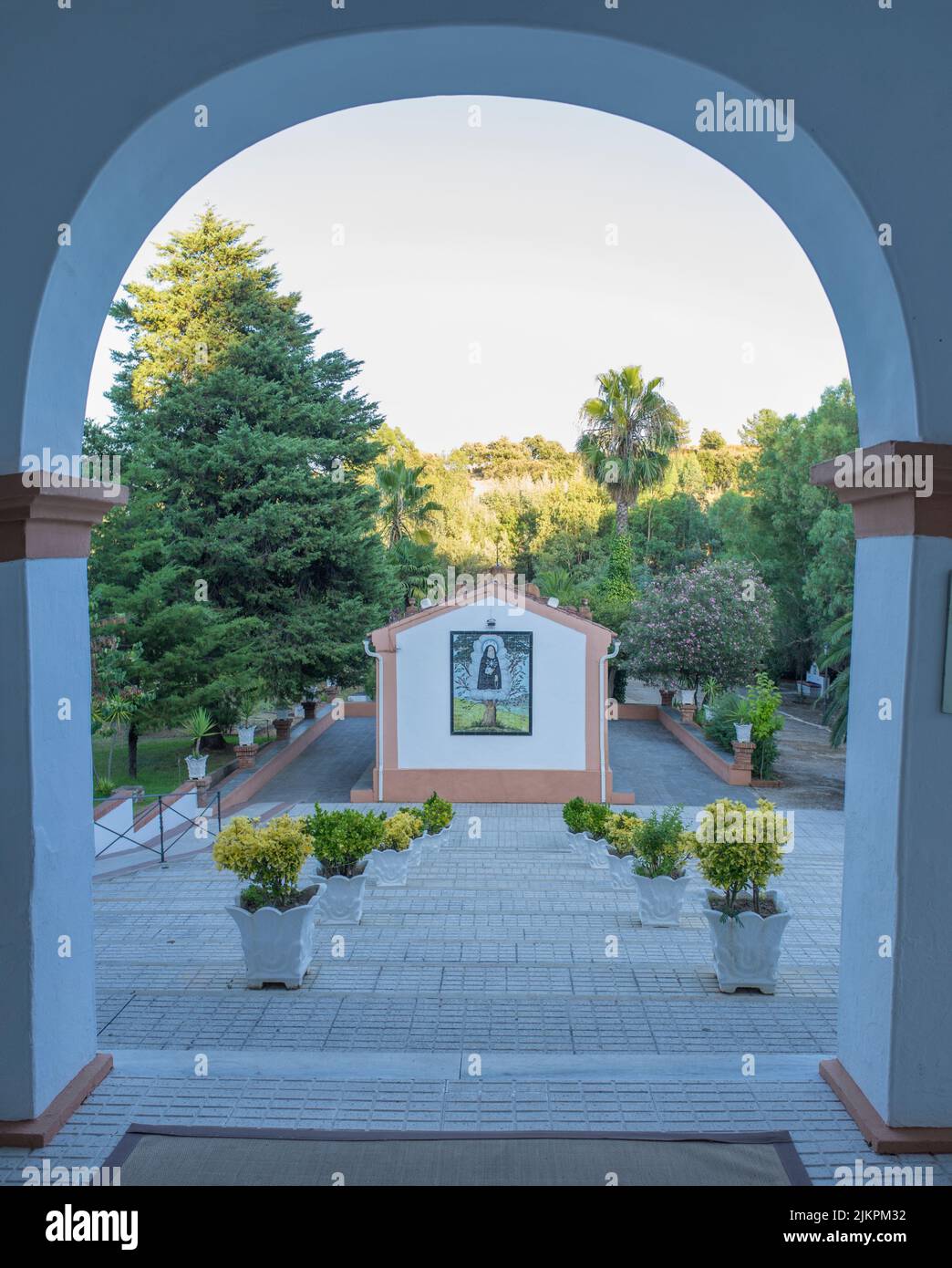 La Codosera, España - 21th de agosto de 2021: Santuario de Nuestra Señora de Chandavila. Arco de salida Foto de stock