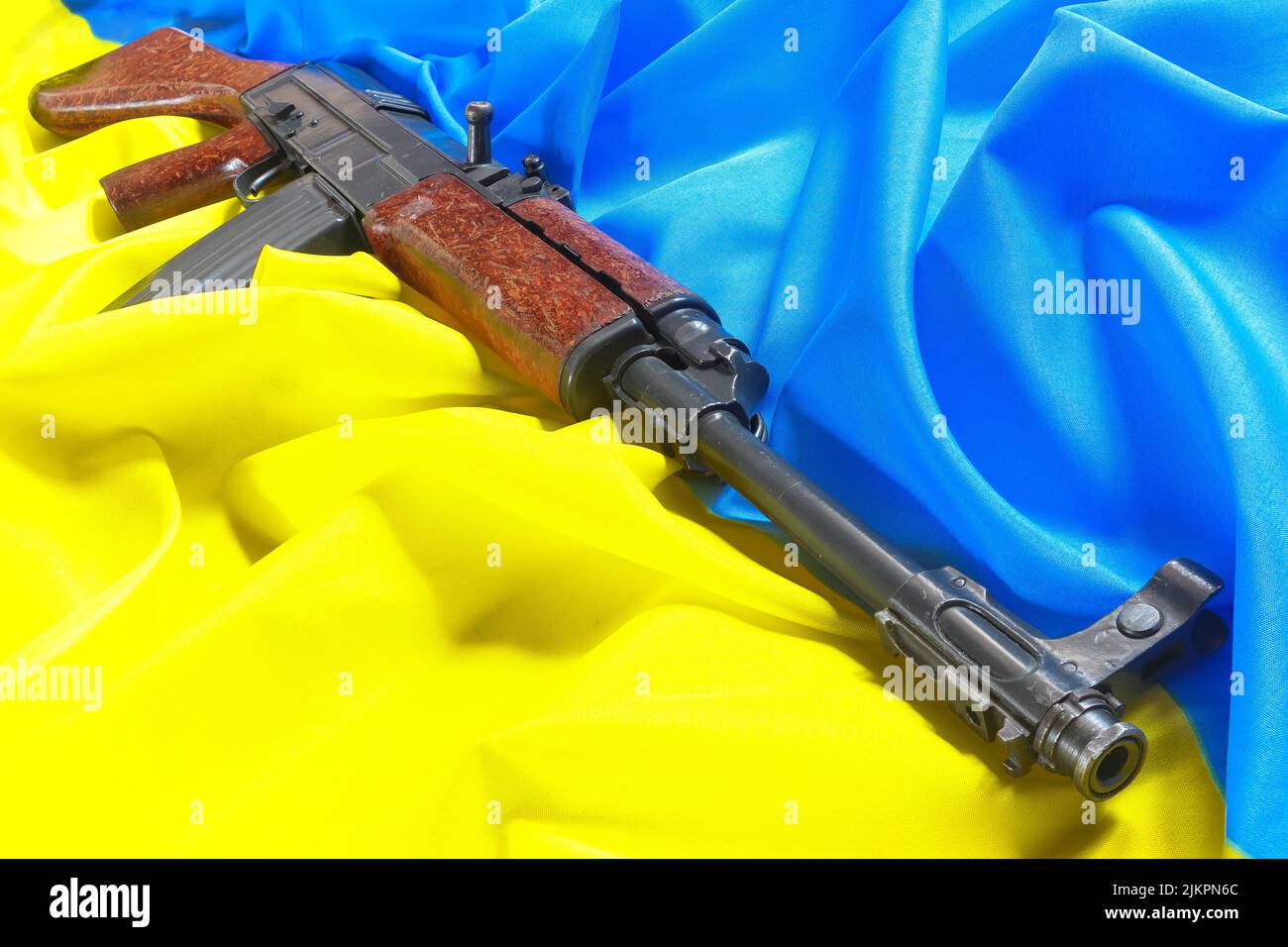 El viejo fusil de asalto que se encuentra en la bandera ucraniana simboliza la resistencia contra el agresor Foto de stock