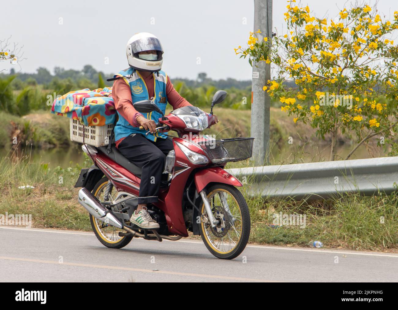 SAMUT PRAKAN, TAILANDIA, 05 2022 DE MAYO, el conductor de mototaxi en un viaje más azul en la carretera rural Foto de stock