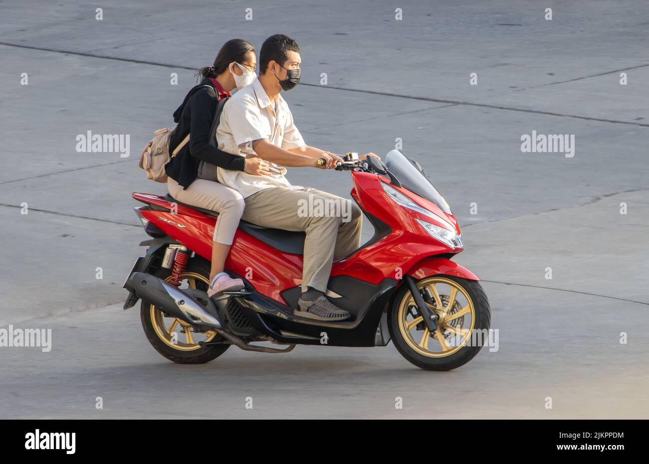 SAMUT PRAKAN, TAILANDIA, 02 2022 DE JUNIO, el par se monta en motocicleta en la calle. Foto de stock