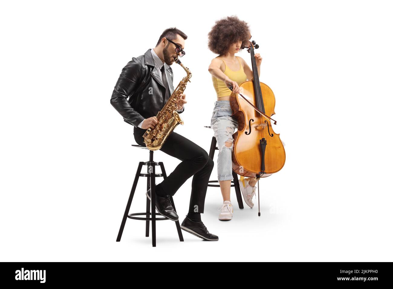 Hombre sentado y tocando un saxofón y una mujer tocando un violonchelo aislado sobre fondo blanco Foto de stock