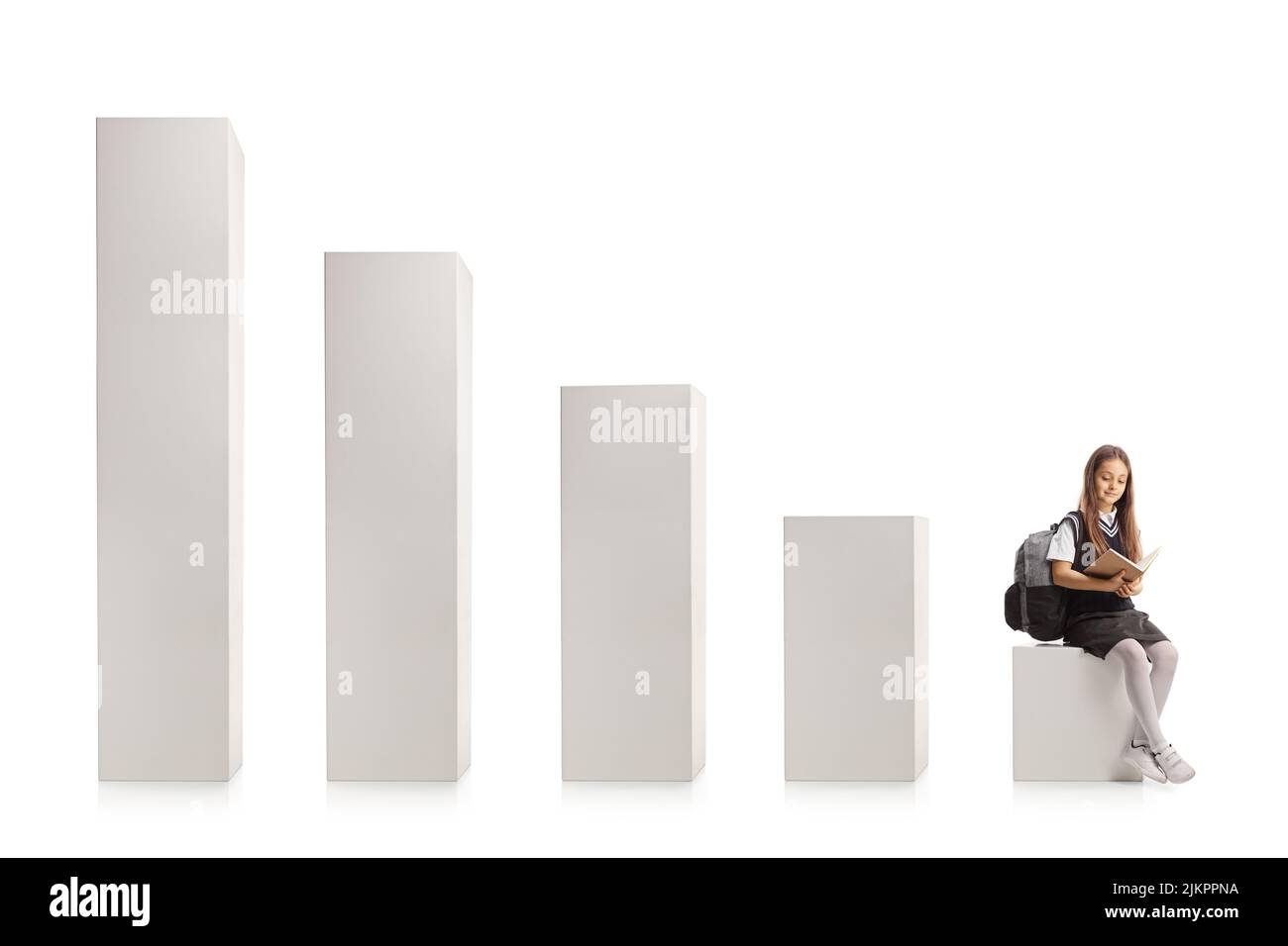 Colegiala sentada en una columna de un gráfico de barras con un libro en sus manos aislado sobre fondo blanco Foto de stock