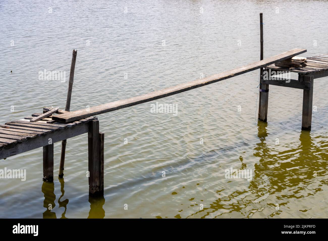 El tablero conecta los dos extremos de un puente de madera Foto de stock