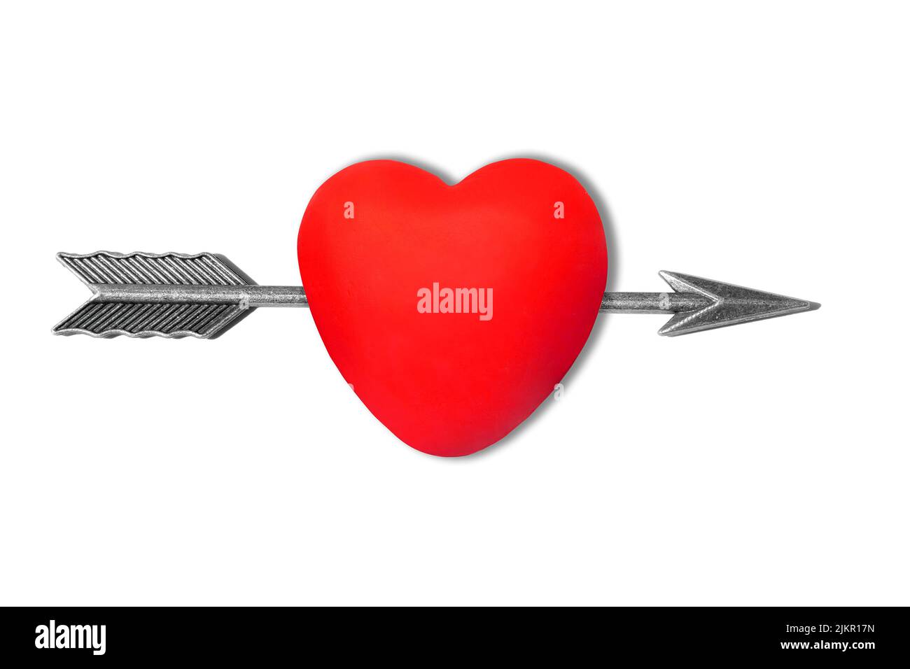 Forma de corazón perforado con una flecha de acero aislado sobre fondo blanco. Foto de stock