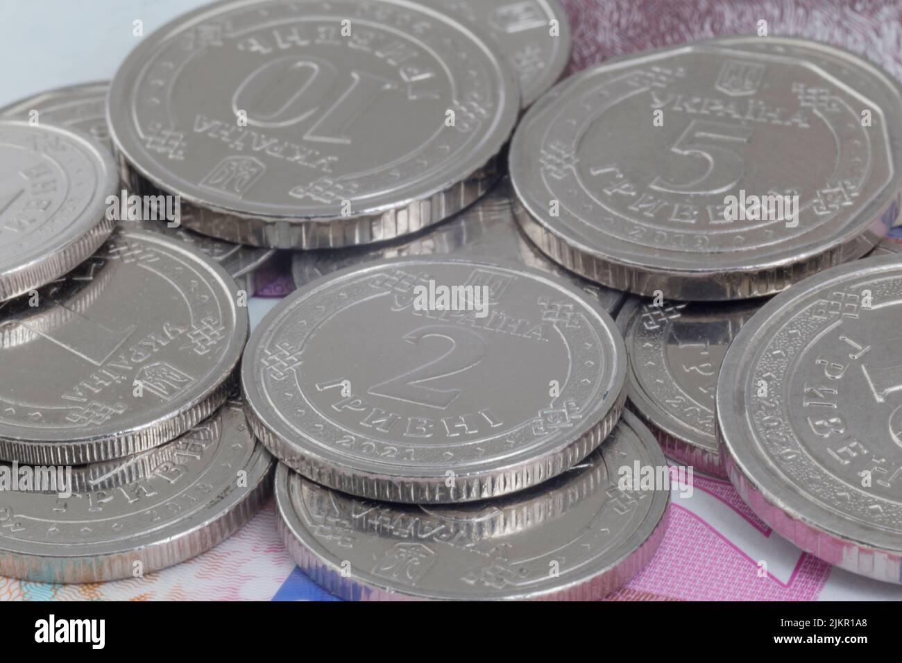 Montón de monedas ucranianas hrivnya en el billete Foto de stock
