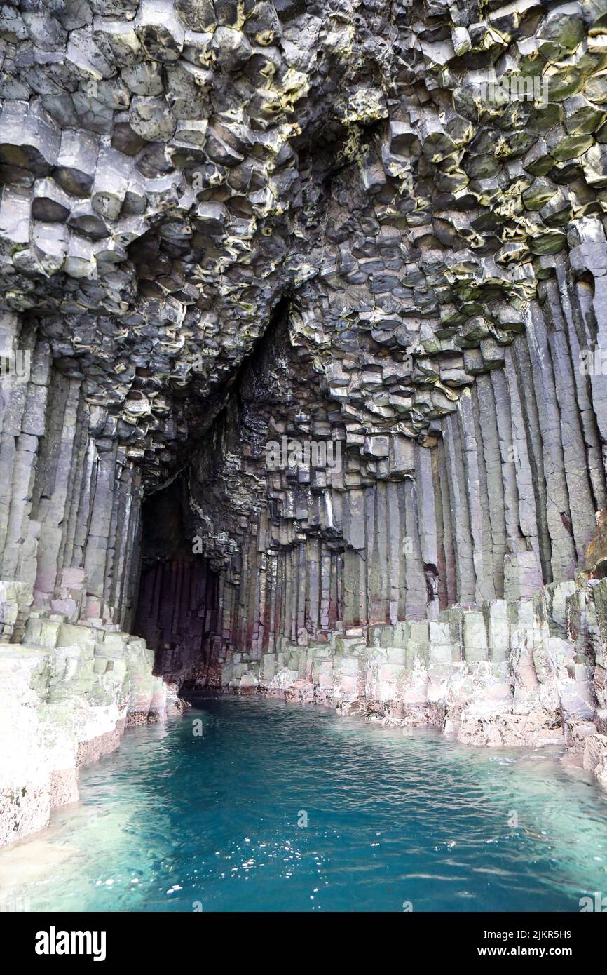 Entrando en la cueva de Fingal en Staffa, desde el mar, las Hébridas Interiores de Escocia Foto de stock