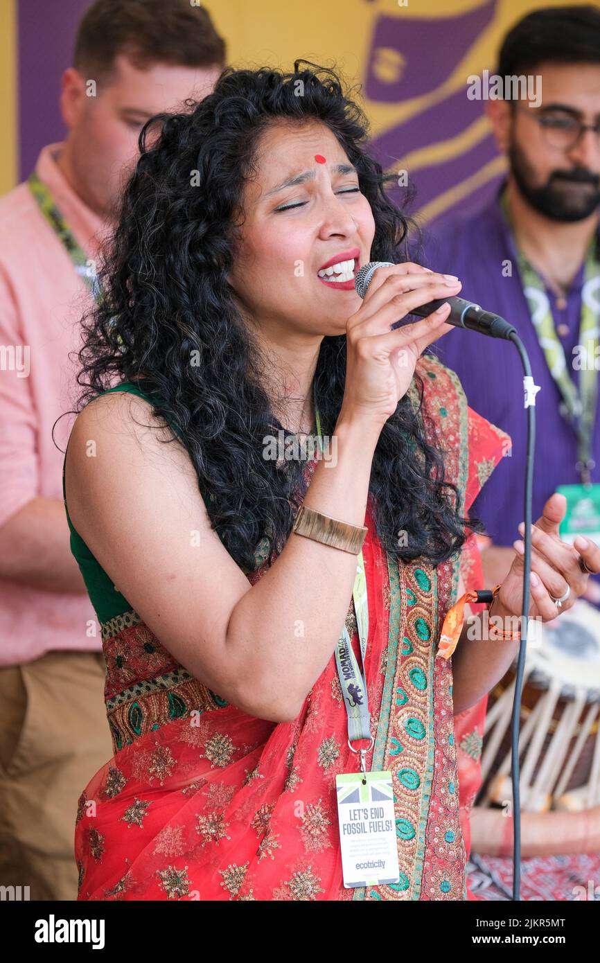 Sohini Alam de Khiyo actúa en el escenario durante el 40th aniversario del Festival WOMAD, Charlton Park, Malmesbury, Inglaterra. 29 de julio de 2022 Foto de stock