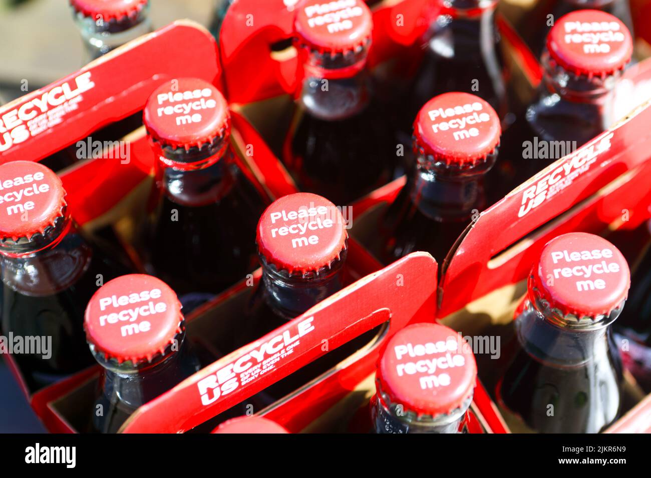 Botellas de coque con Coca-Cola instando a reciclar, botellas, tapas y contenedores de cartón Foto de stock