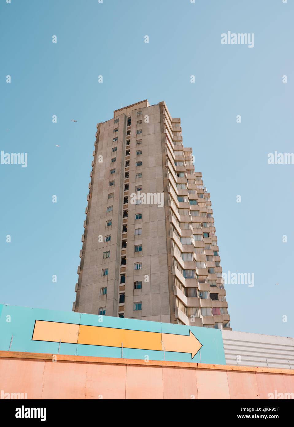 Arlington House torre bloque de apartamentos residenciales de 58 metros de altura y 18 pisos, Margate Kent, Inglaterra, Reino Unido. Arquitectura brutalista construida en 1964 Foto de stock
