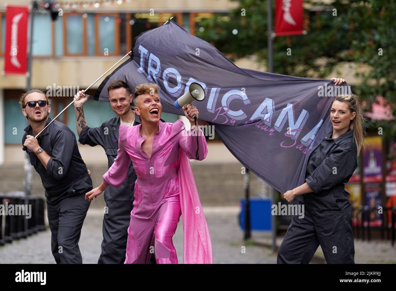 El icono del cabaret queer y el espectáculo hacen que Aidan Sadler salga de la fuerza por delante de su espectáculo de Fringe Tropicana. En George Square en Edimburgo. Fecha de la foto: Miércoles 3 de agosto de 2022. Foto de stock