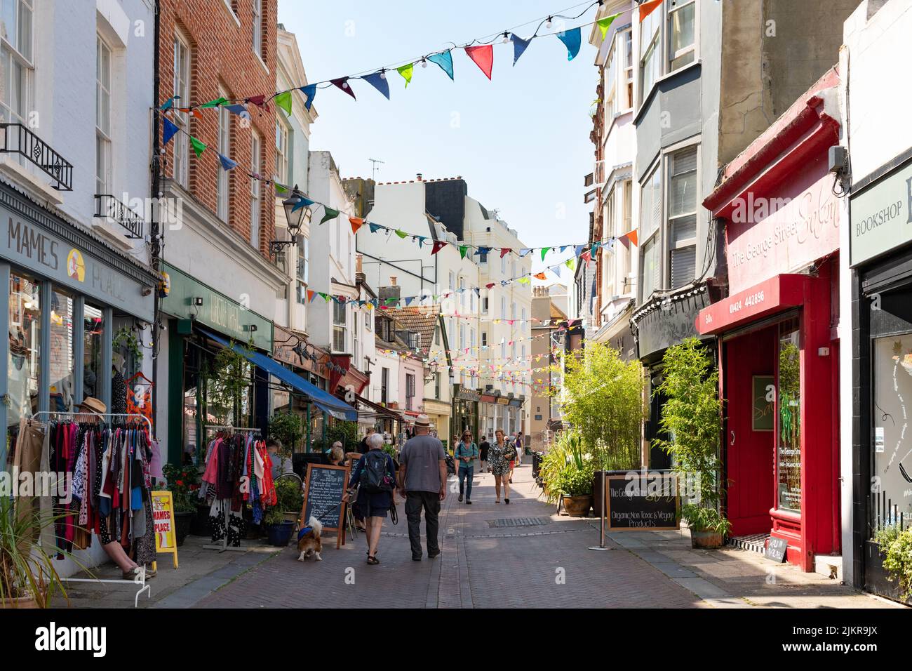 George Street - calle peatonal con tiendas y cafés al aire libre en Hastings Old Town en verano - Hastings, East Sussex, Inglaterra, Reino Unido Foto de stock