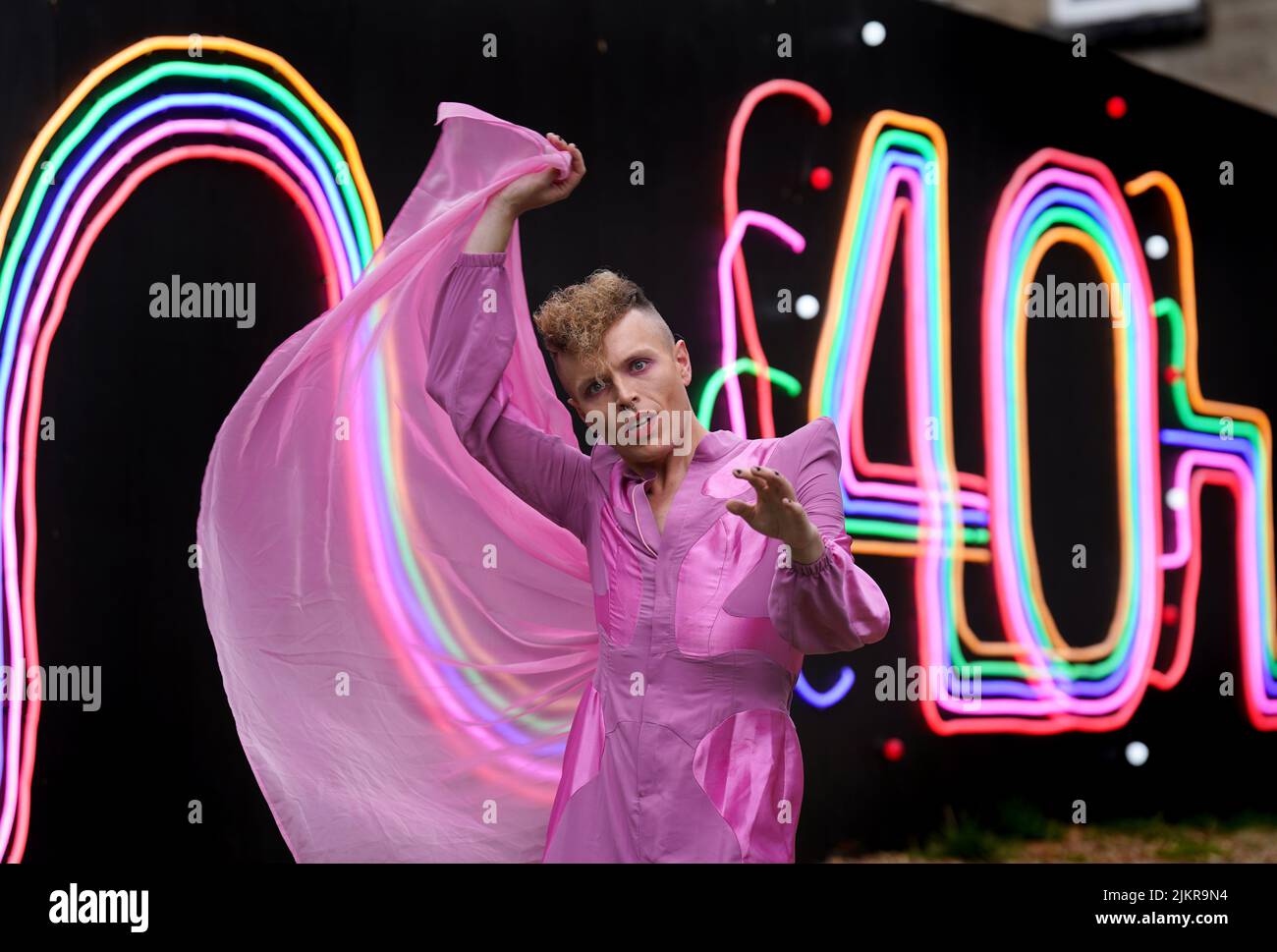 El icono del cabaret queer y el espectáculo hacen que Aidan Sadler salga de la fuerza por delante de su espectáculo de Fringe Tropicana. En George Square en Edimburgo. Fecha de la foto: Miércoles 3 de agosto de 2022. Foto de stock