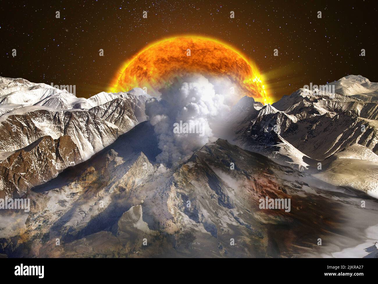 Paisaje con montañas y volcán bajo el cielo estrellado y gran salida de sol. Elementos de esta imagen proporcionados por la NASA. Foto de stock