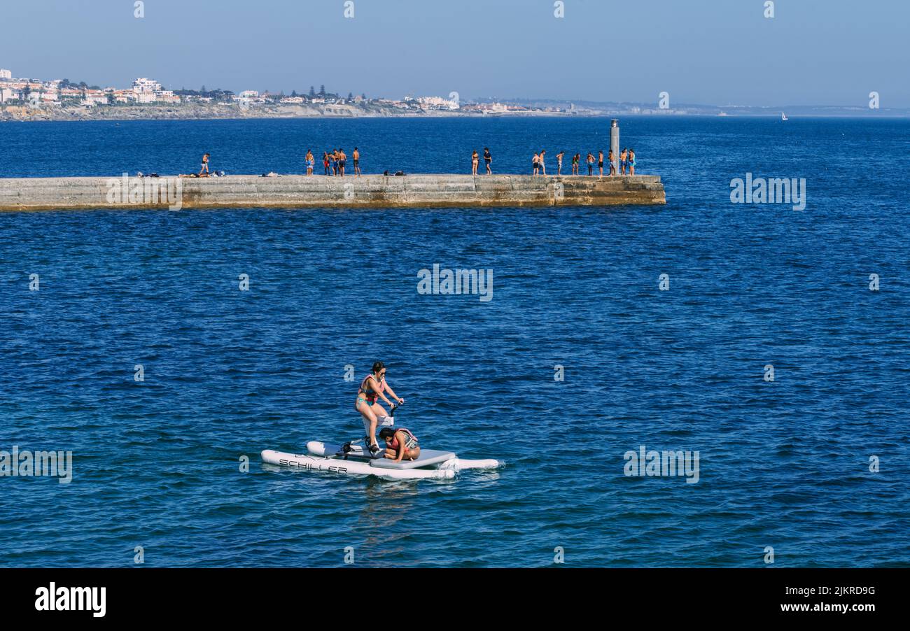 Mujeres jóvenes practicando deportes acuáticos en Cascais, Portugal Foto de stock