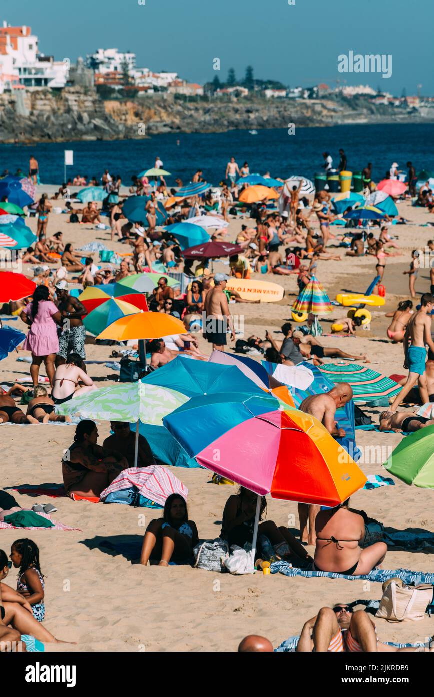 La concurrida playa de arena de Tamariz en Estoril, cerca de Lisboa, Portugal, durante el verano Foto de stock