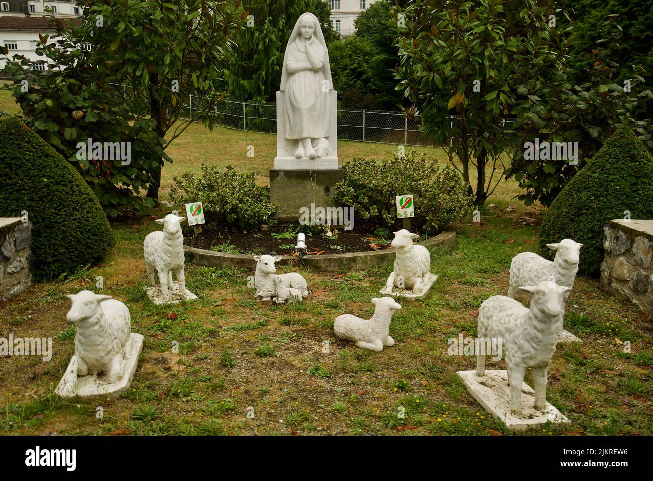 Estatua de Bernadette de Lourdes con ovejas y corderos en Lourdes, Francia. Foto de stock