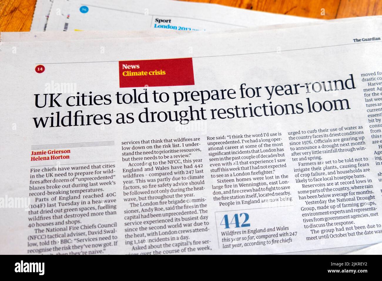 'A las ciudades del Reino Unido se les pide que se preparen para los incendios forestales durante todo el año, ya que las restricciones a la sequía acechan' artículo principal en el periódico Guardian 29 de julio de 2022, Londres, Reino Unido Foto de stock