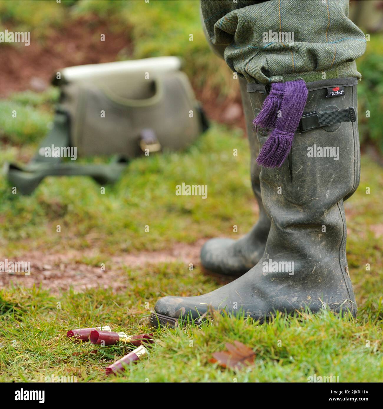 primer plano de las botas de los cazadores en un tiroteo de faisán Foto de stock