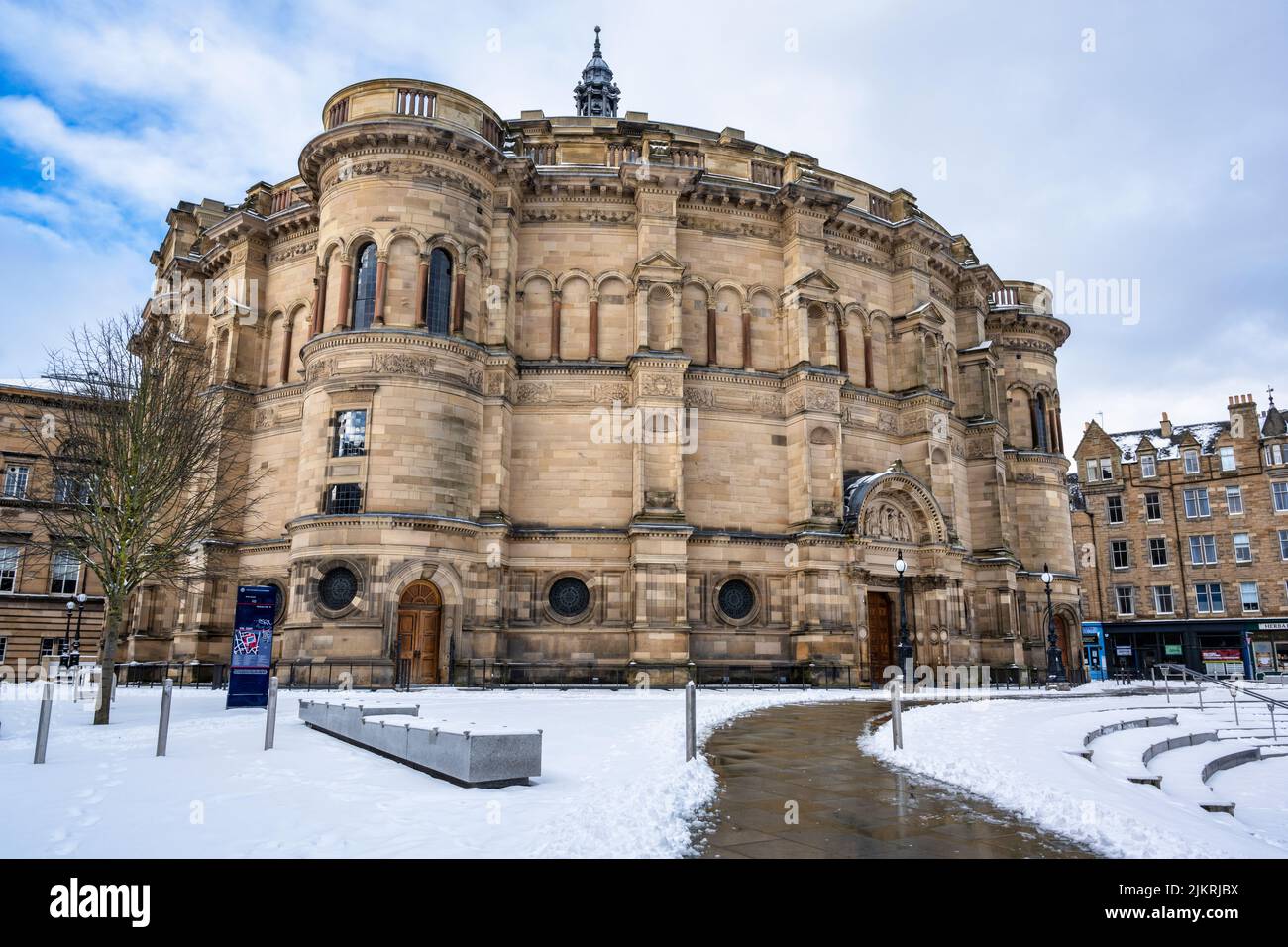 University of Edinburgh McEwan Hall en la nieve de Bristo Square, Southside, Edimburgo, Escocia, Reino Unido Foto de stock