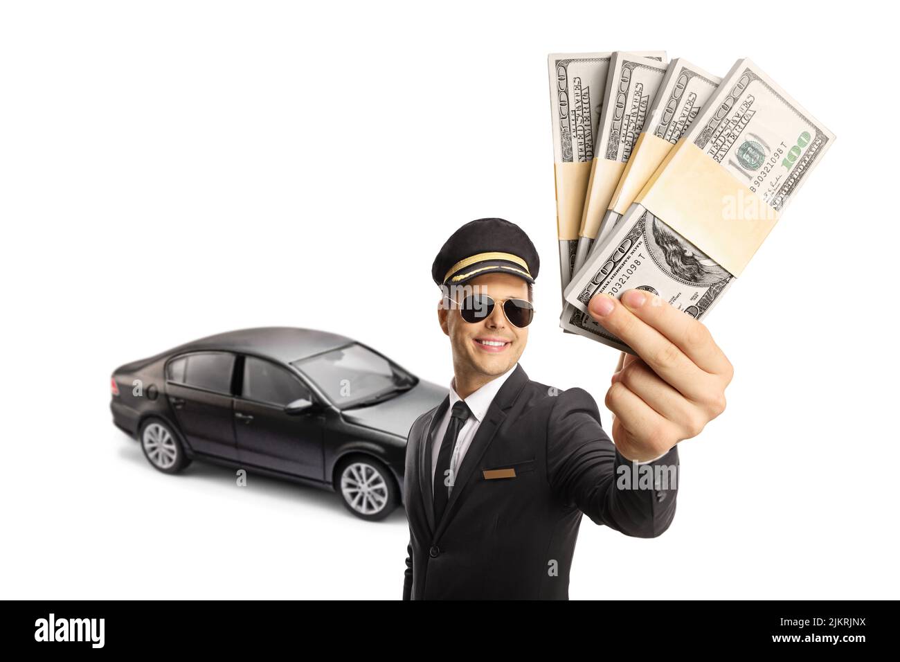 Conductor profesional con dinero frente a un coche negro aislado sobre fondo blanco Foto de stock