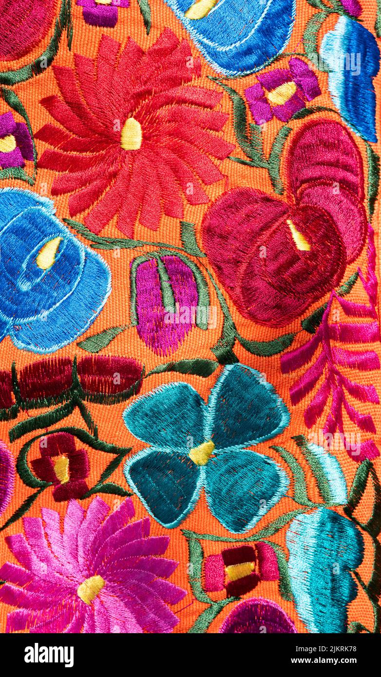 Artesanía de telas coloridas localmente de Chiapas, México. Flores bordeadas en varios colores Foto de stock