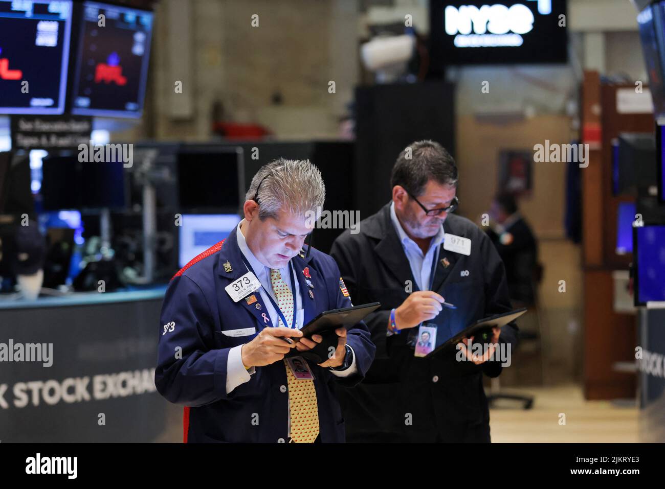 Los comerciantes trabajan en el piso de operaciones en la Bolsa de Valores de Nueva York (NYSE) en Manhattan, Nueva York, EE.UU., el 3 de agosto de 2022. REUTERS/Andrew Kelly Foto de stock