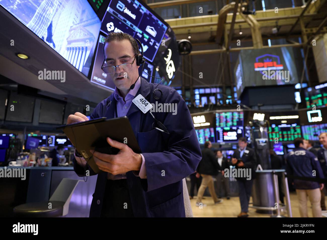 Un comerciante trabaja en el piso de operaciones en la Bolsa de Valores de Nueva York (NYSE) en Manhattan, Ciudad de Nueva York, EE.UU., el 3 de agosto de 2022. REUTERS/Andrew Kelly Foto de stock