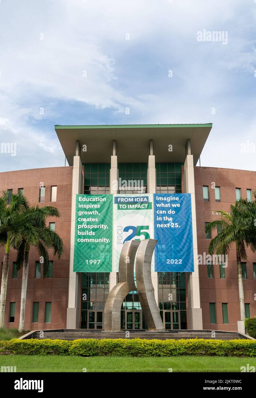 FORT MYERS, FL, EE.UU. - 6 DE JULIO de 2022: Lutgert College of Business en la Florida Gulf Coast University. Foto de stock