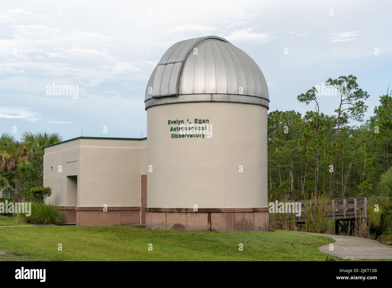 FORT MYERS, FL, EE.UU. - 6 DE JULIO de 2022: Observatorio Astronómico Evelyn L. Egan en la Universidad de la Costa del Golfo de Florida. Foto de stock