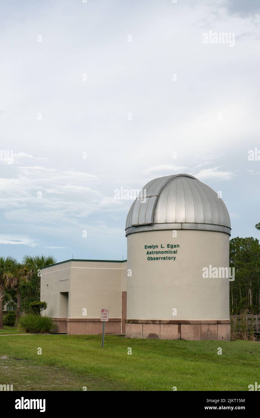 FORT MYERS, FL, EE.UU. - 6 DE JULIO de 2022: Observatorio Astronómico Evelyn L. Egan en la Universidad de la Costa del Golfo de Florida. Foto de stock