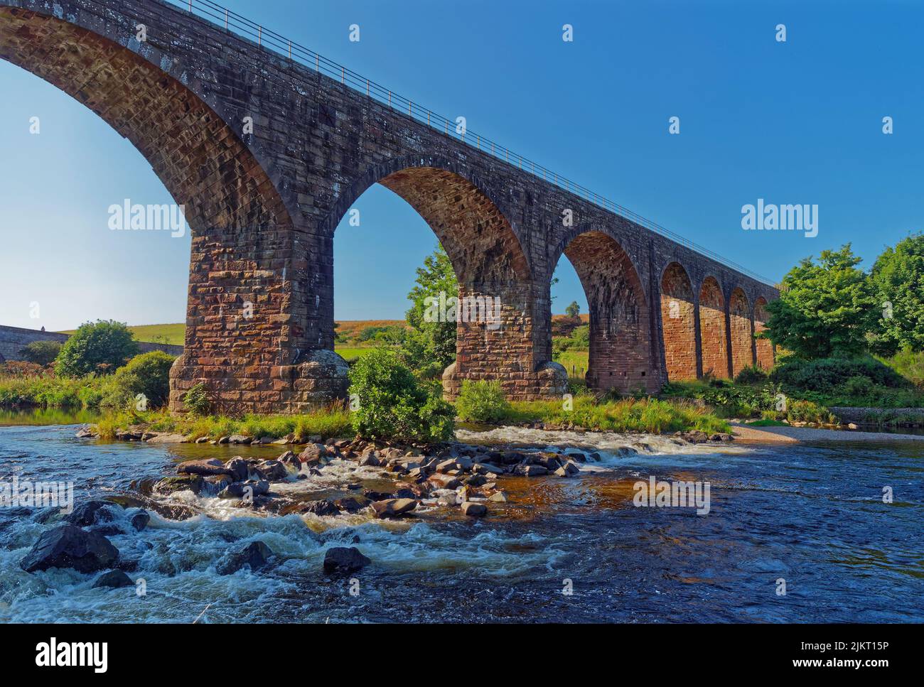 Los arcos segmentarios de piedra del viaducto de agua del norte que atraviesa el río Esk del norte cerca de la ciudad de St Cyrus en Aberdeenshire. Foto de stock