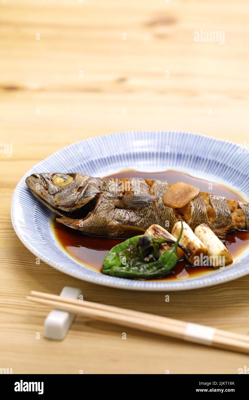 Kuromutsu no Nitsuke (azulado japonés a fuego lento), cocina japonesa Foto de stock