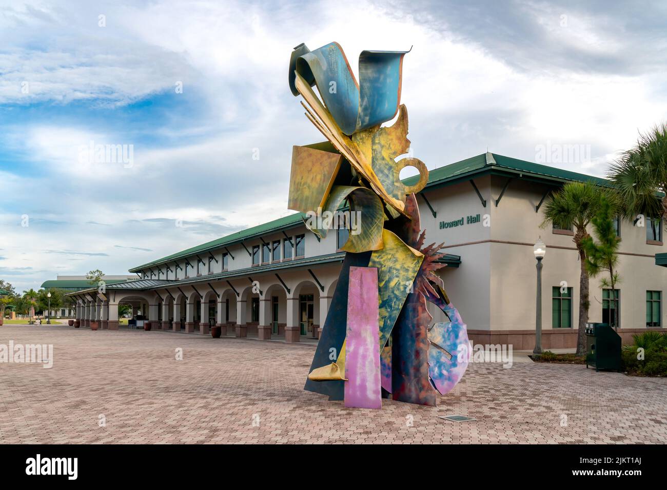 FORT MYERS, FL, EE.UU. - 6 DE JULIO de 2022: La escultura de las corrientes cruzadas y Howard Hal en la Universidad de la Costa del Golfo de Florida. Foto de stock