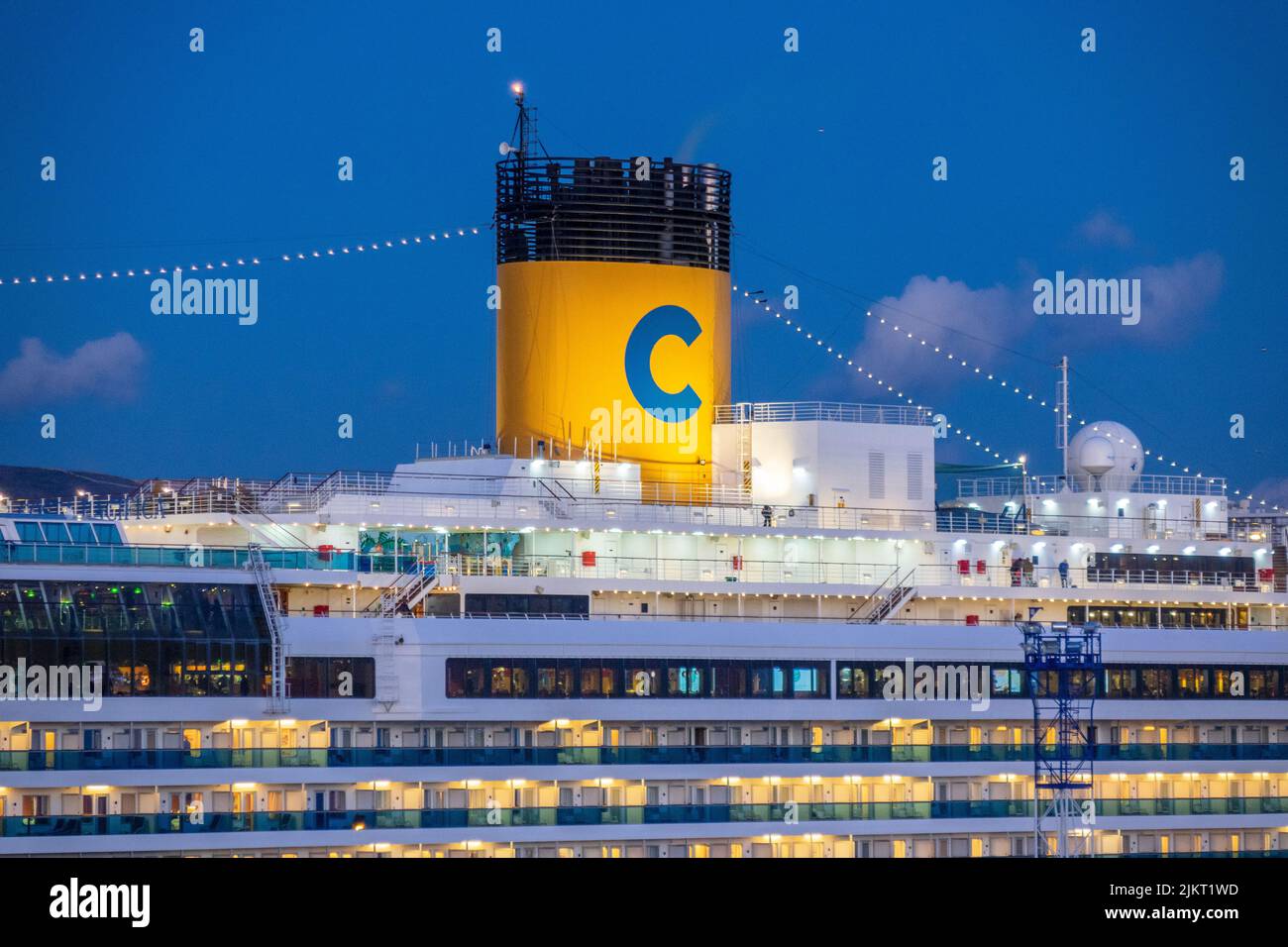Logotipo del embudo del crucero Costa Pacifica en el puerto de cruceros de Génova Italia en el crucero nocturno en el barco Foto de stock