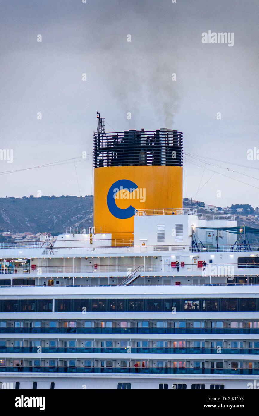 Crucero Costa Pacifica Llegando a Génova Puerto de Cruceros Italia en Dusk Cerca del Funnel y el logotipo de Costa Cruise Lines Foto de stock