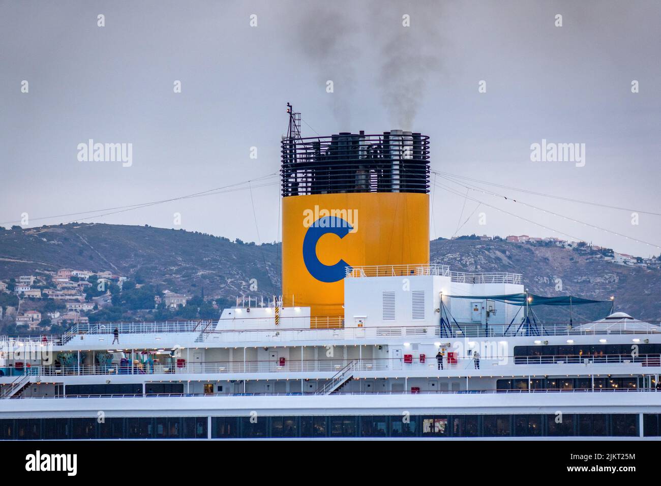 Crucero Costa Pacifica con llegada al puerto de cruceros de Génova Italia al anochecer Foto de stock
