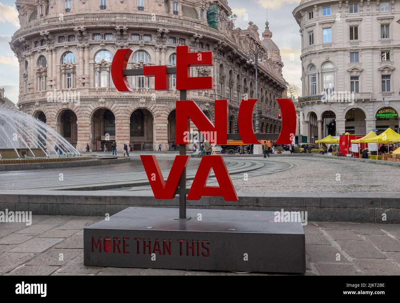 Genova Sign in Piazza De Ferrari La plaza principal en Génova Italia Foto de stock