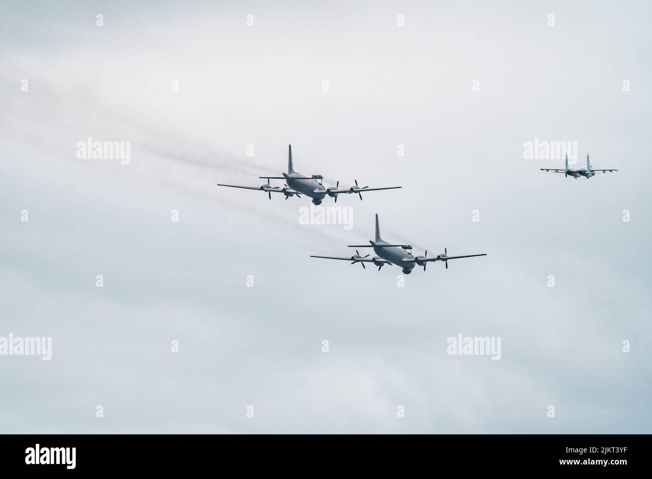 Rusia, San Petersburgo, 28 de julio de 2022: Aviones militares y helicópteros de las fuerzas aéreas vuelan sobre la ciudad en la celebración del Día de la Marina Foto de stock